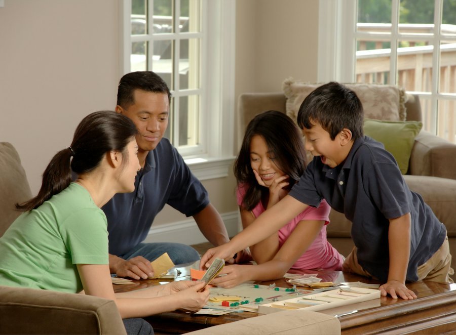 Une famille réunie autour d'une table