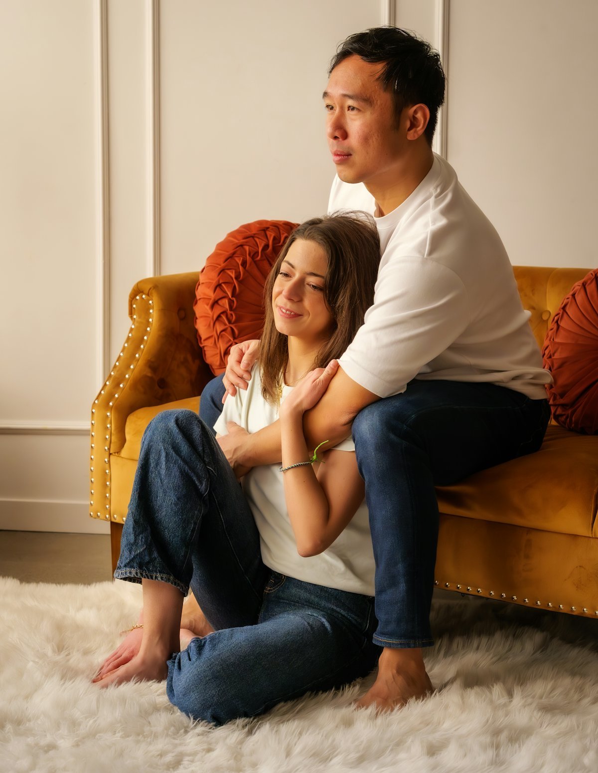 Un couple assis ensemble sur un canapé