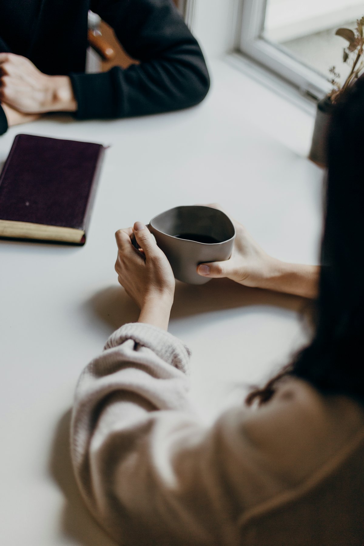 Des mains posées autour d'une tasse