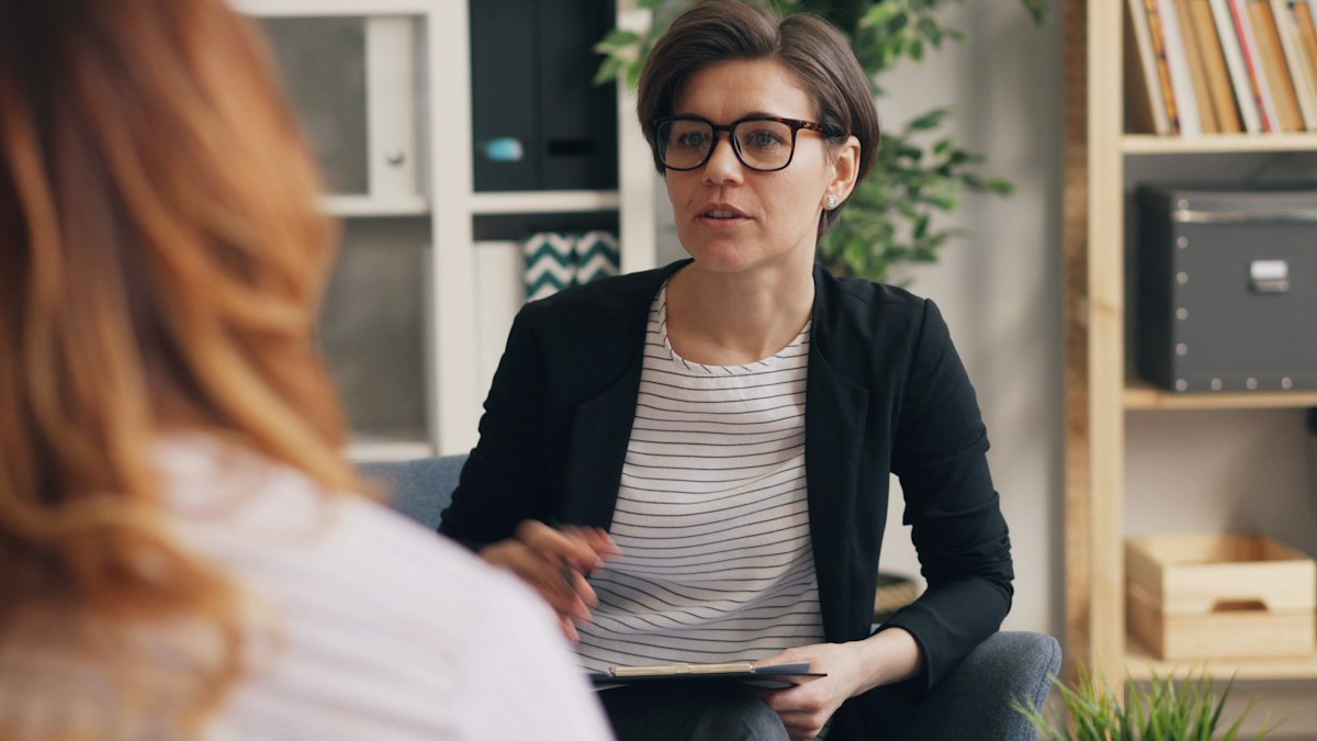 Une femme écoute une autre femme lors d'un entretien