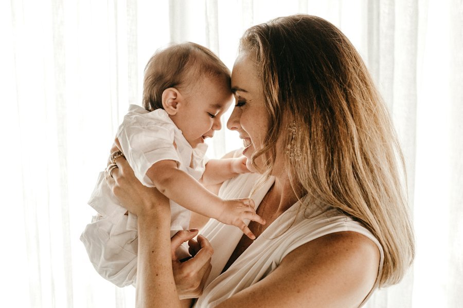 Une mère tenant son bébé contre elle