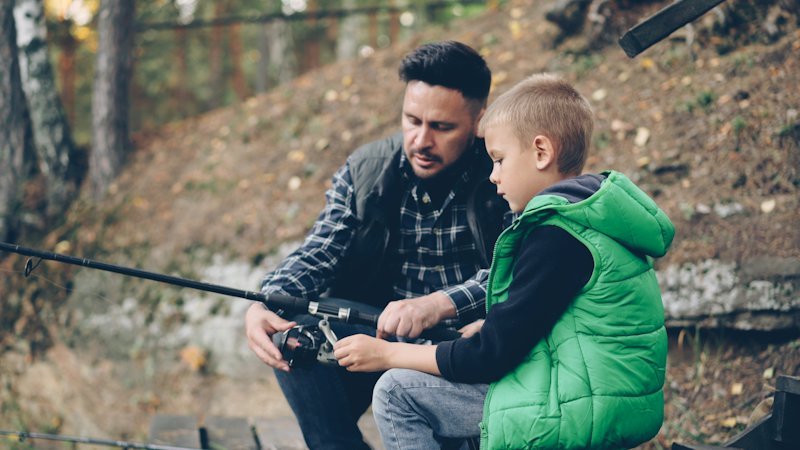 Un père et son fils assis côte à côte